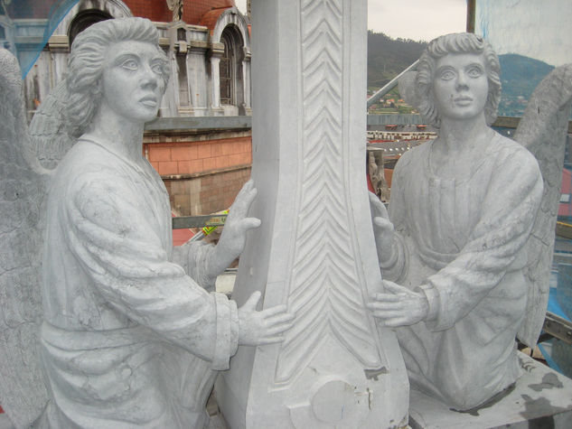 Cruz de los Ángeles Piedra Figurativa