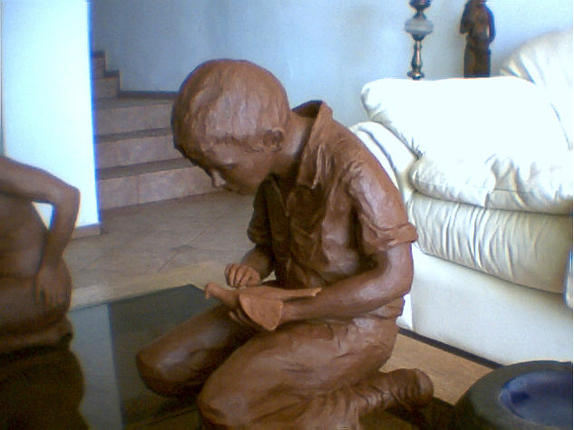 Niño con paloma Pottery Figurative