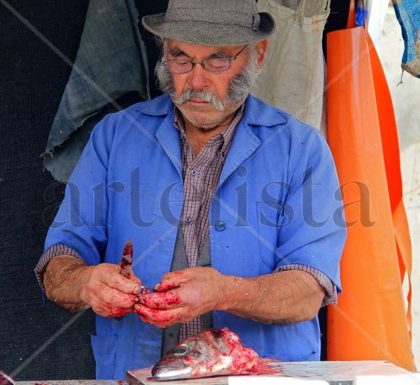 Limpiando pescado Fotoperiodismo y documental Color (Digital)