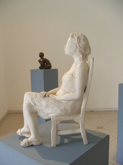 Mujer en silla Cerámica Figurativa