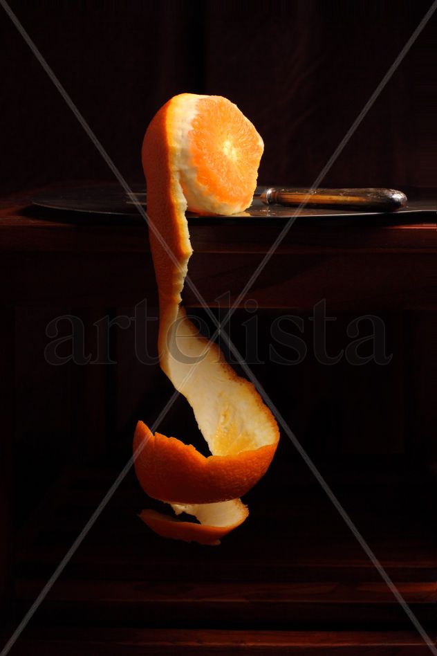 Bodegón de naranja a medio pelar