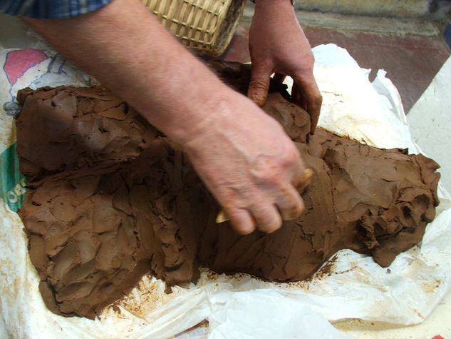 Haciendo una escultura Cerámica Figurativa