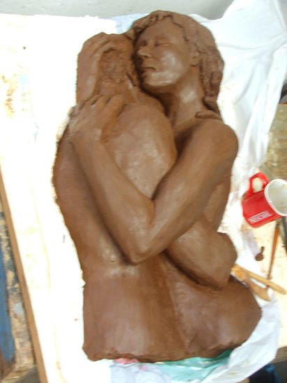 Haciendo una escultura Pottery Figurative