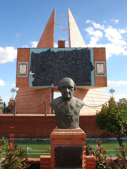 Monumento en homenaje a los Héroes de Bailén Pottery Figurative