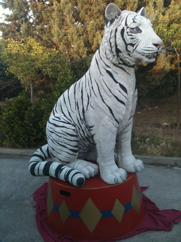 tigre en resina de poliester