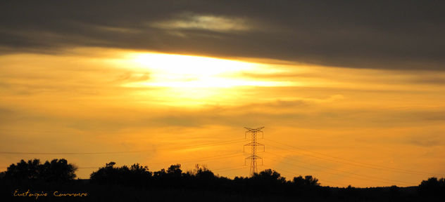 Un atardecer con torre eléctrica