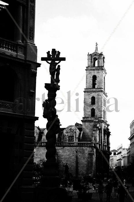 Cruz en la plaza