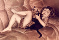 NIÑA CON GATOS