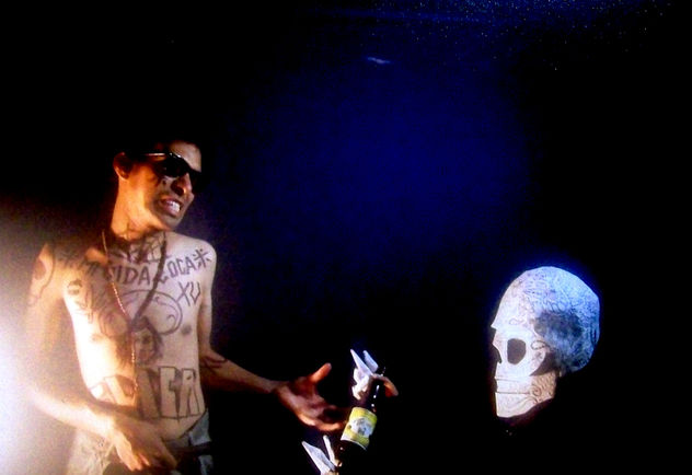 calavera y bebida alcoholica