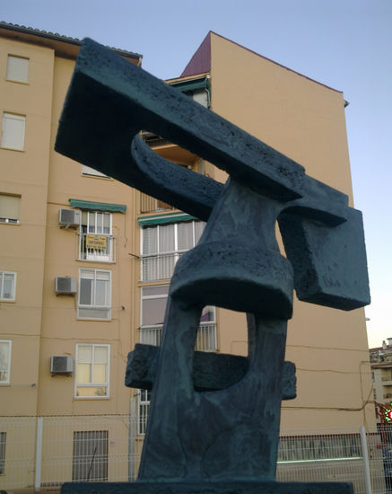 MONUMENTO AL BLOQUE DE PISOS Madera Abstracta