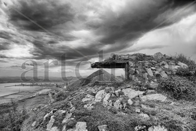 Tormenta sobre el puerto. Conceptual/Abstracto Blanco y Negro (Digital)