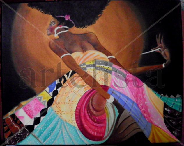 Mujer con vestido multicolor