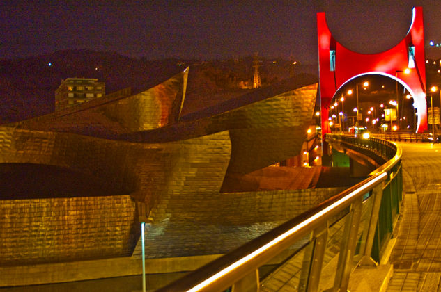 Museo museo guggenheim nocturno , Bilbao Diseñado por Frank Ghery Arquitectura e interiorismo Color (Digital)