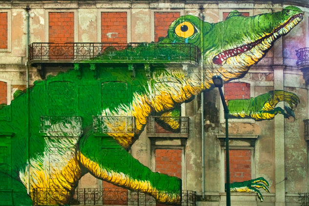 Mural de cocodrilo sobre edificio abandonado Lisboa Arquitectura e interiorismo Color (Digital)