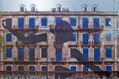 Mural de Hombre negro sobre edificio abandonado Lisboa