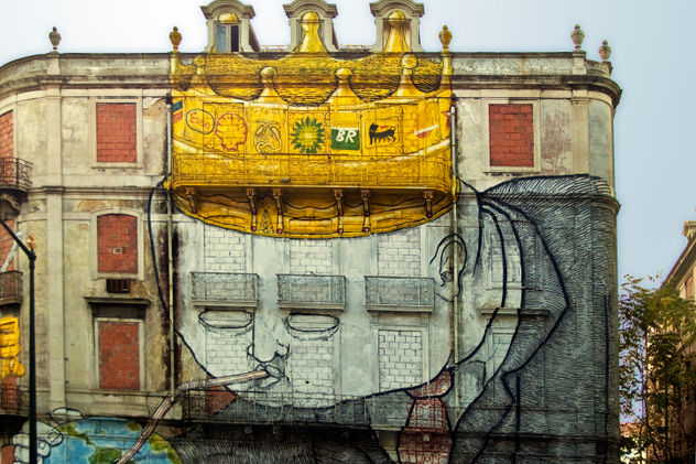 Mural de Hombre rey sobre edificio abandonado Lisboa