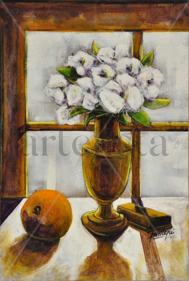 Florero con flores y naranja