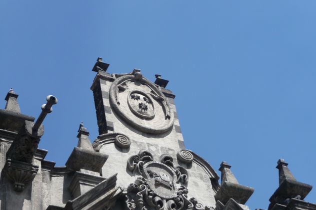 THE SQUARES IN THE ARCHITECTURE
