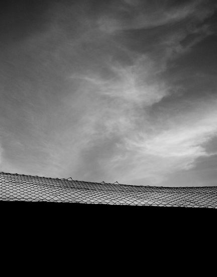 El cielo está lejos del inmigrante Conceptual/Abstract Black and White (Digital)