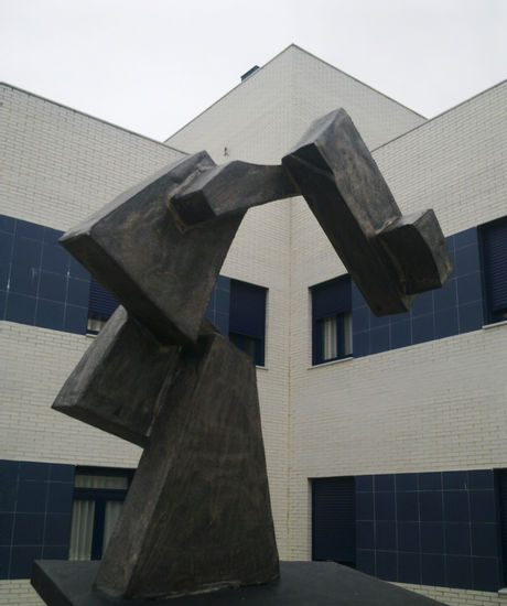 ESTATUA PARA UNA ARQUITECTURA Mixta Abstracta