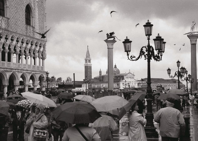 PIOVE SU DI NOI Travel Black and White (Manual)