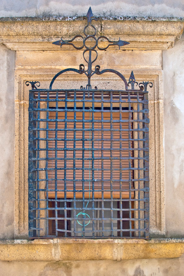 Detalle de ventana con la cruz de los caballeros de Alcantara