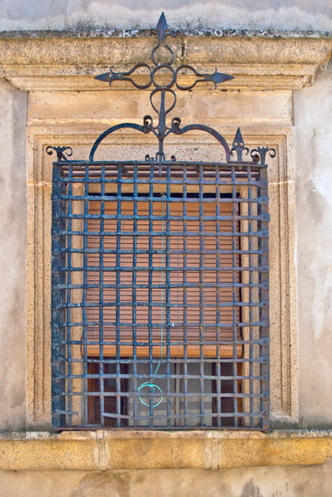 Detalle de ventana con la cruz de los caballeros de Alcantara Architecture and Interiorism Color (Digital)