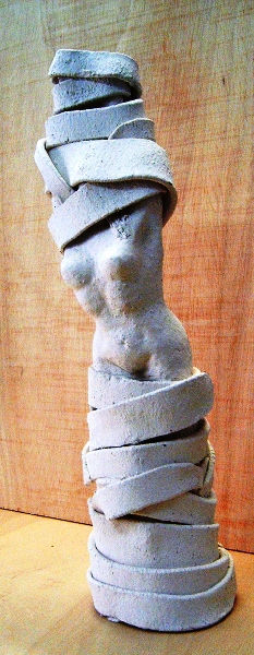 femme attachée