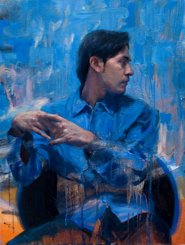 Hombre sobre fondo azul