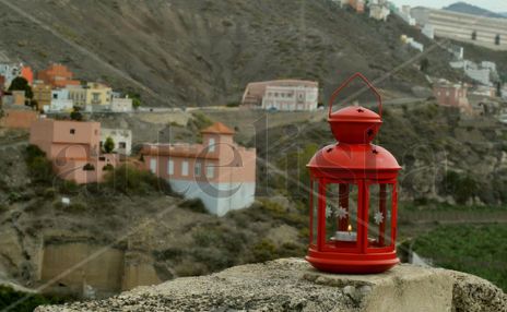 Farola y casas