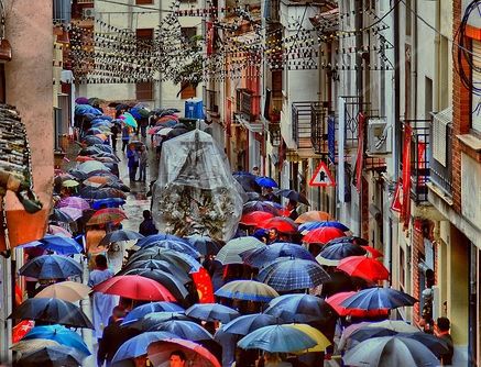 PROCESION CON LLUVIA Oil Canvas Others