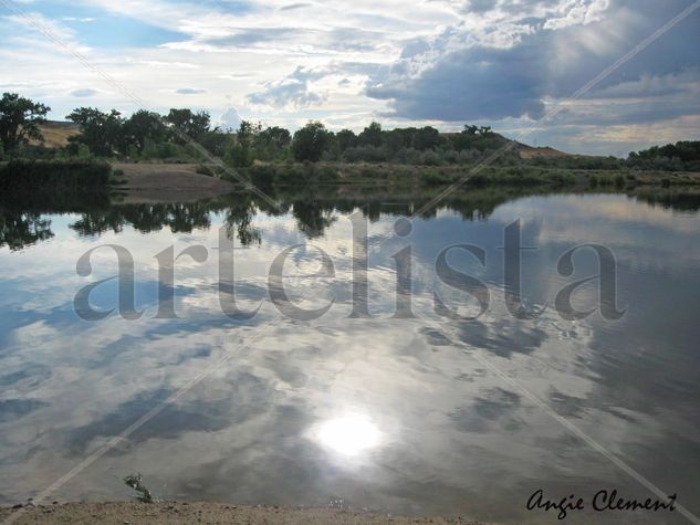 reflejo del sol en lago. Nature Black and White (Digital)