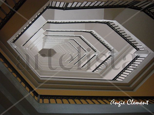 laberinto de escaleras. Arquitectura e interiorismo Color (Digital)