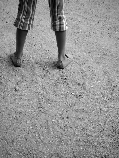 Tan joven y con los pies sobre la Tierra Conceptual/Abstracto Blanco y Negro (Digital)