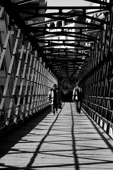 Caminos opuestos en un puente a ninguna parte Conceptual/Abstract Black and White (Digital)