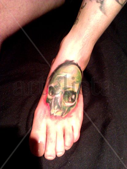 Tatuaje Calavera verde,en empeine Tinta Piel Figura