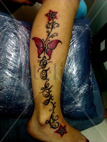 Enredadera con mariposa y nombre,tatuaje por Moacir Lemos Tinta Piel Floral