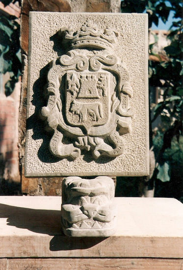 ESCUDO y GARGOLA Piedra Figurativa