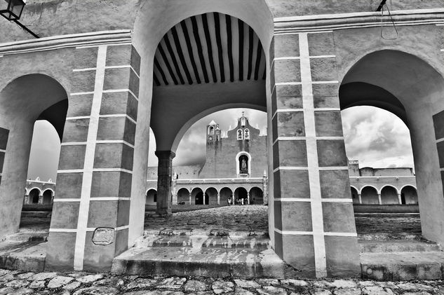 Arcos de Izamal Arquitectura e interiorismo Blanco y Negro (Digital)