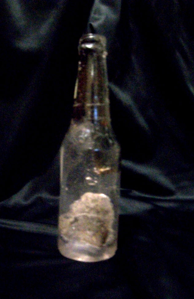 botella con piedra y metal