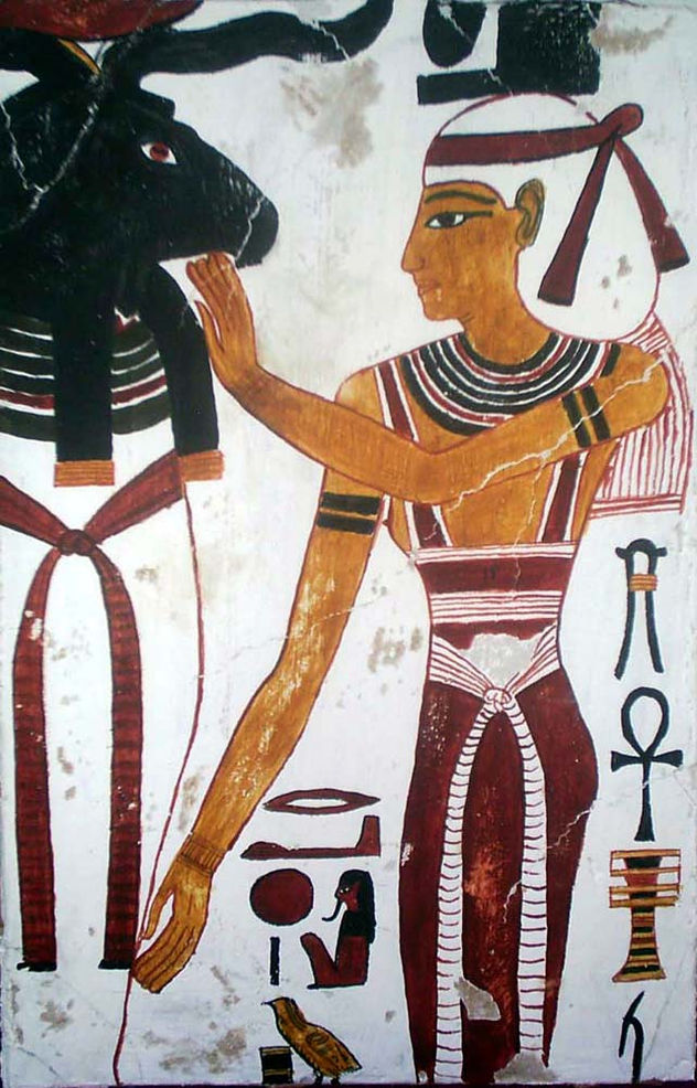 Neftis e isis  flanquean a un dios con cabeza de carnero.