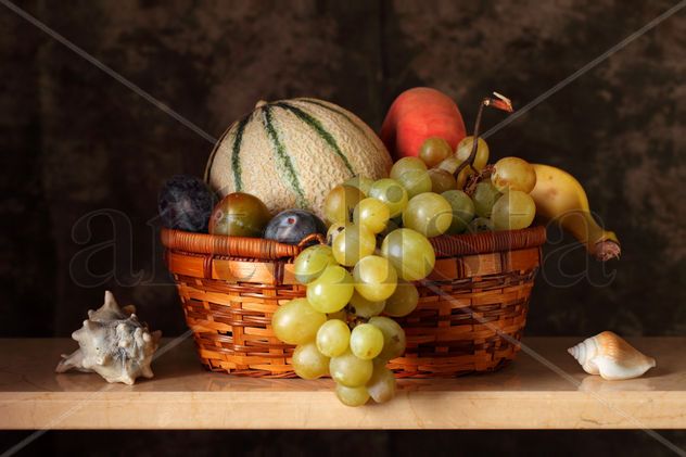 Bodegón de frutero y caracolas