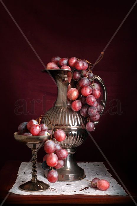 Jarra y copa con uvas