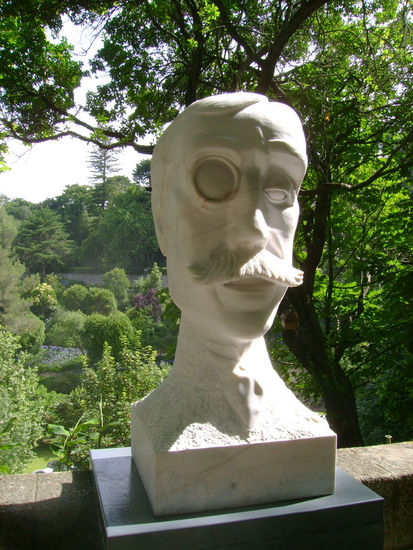 Eça Marble Figurative