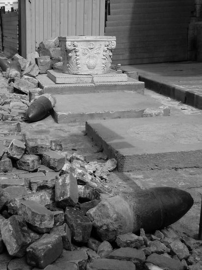 balas y fuente Arquitectura e interiorismo Blanco y Negro (Digital)