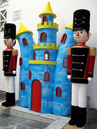 CASCANUECES CON CASTILLO Otros Figurativa