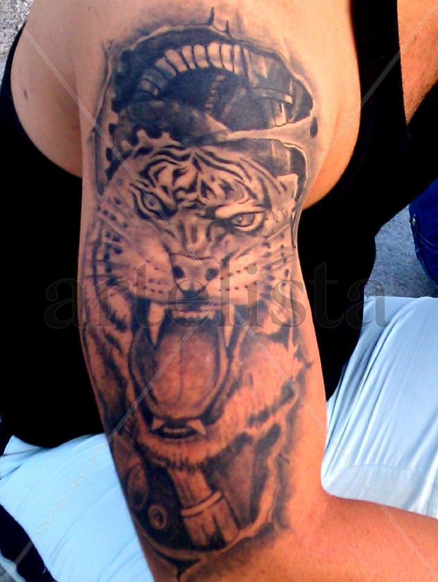 Tigre y biomecánico por Moacir Lemos,tatuador,tatuajes,tattoo,tatús.
