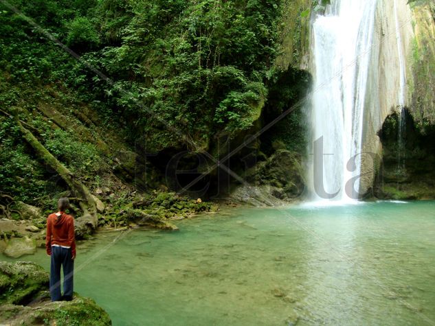 Contemplando la Cascada Chuveje Viajes Color (Digital)