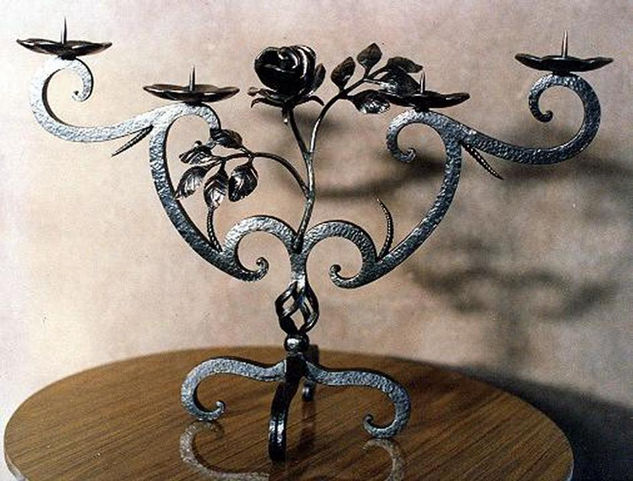 hf-  Candelabro con rosa Foundry Metal