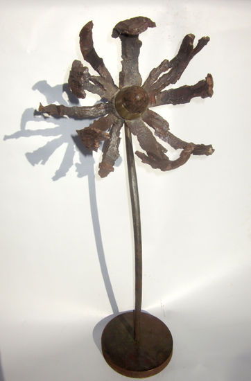 Flor de la guerra I Metal Figurative